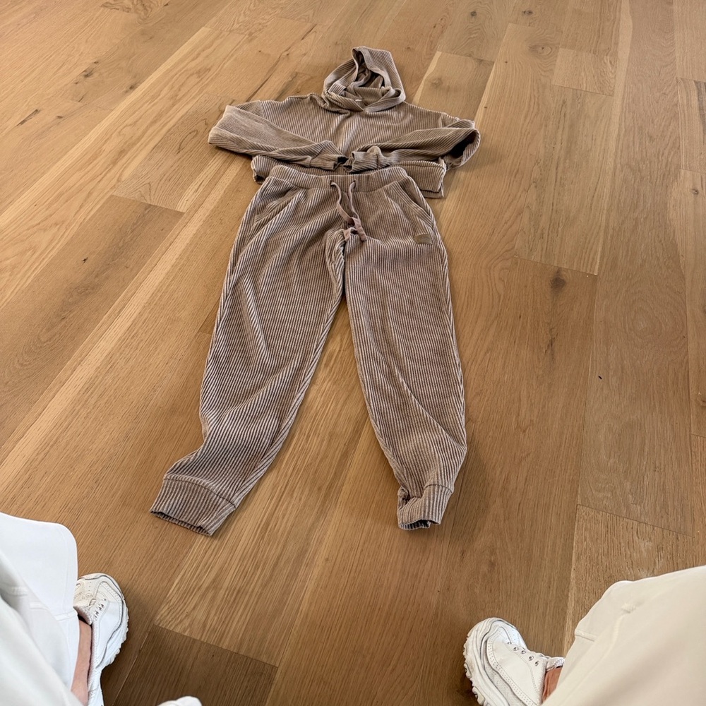 ALO Yoga Tan Lounge Set